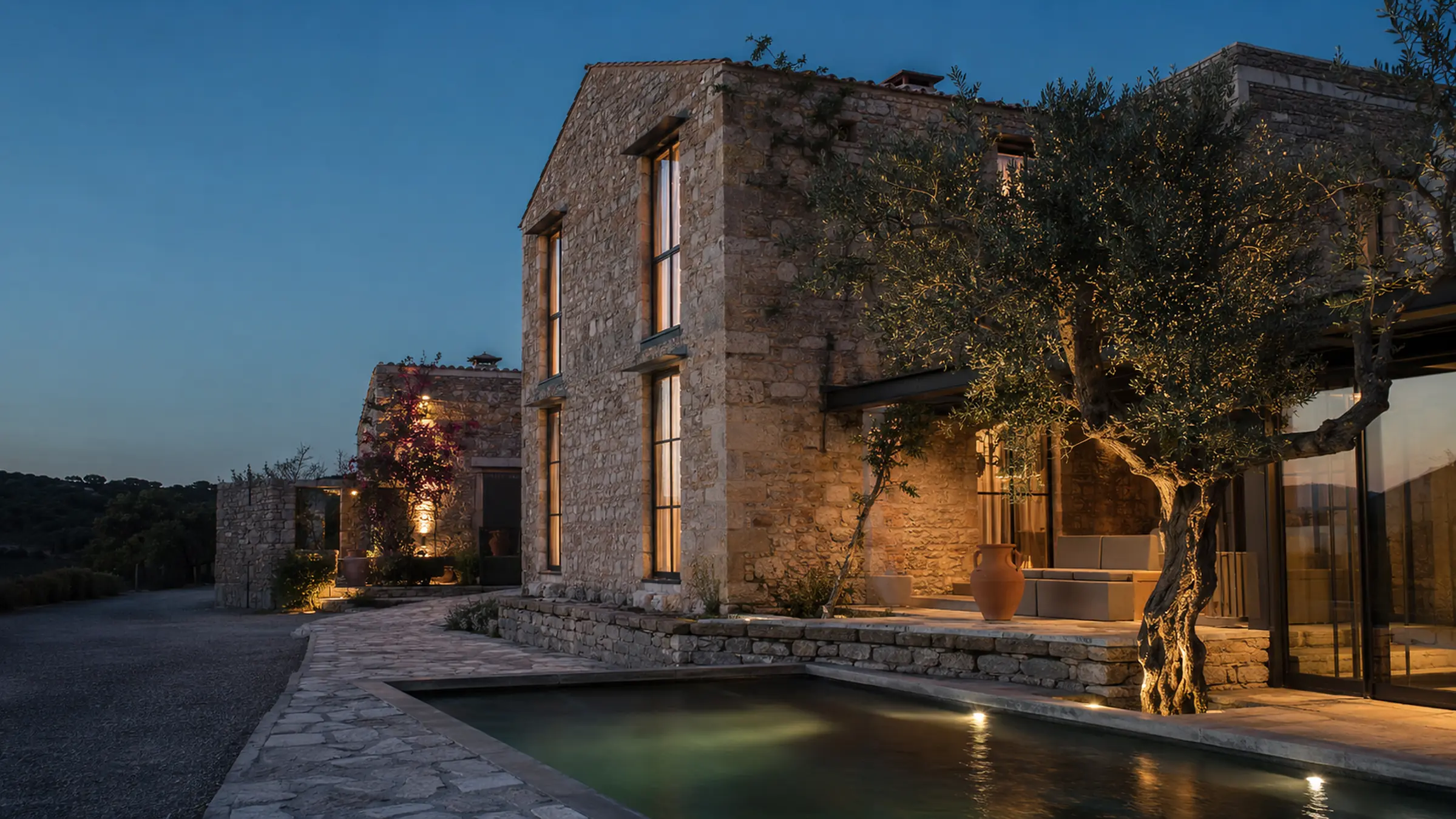 Akşam ışığında Sarnıç 12 taş evi ve avlusu
